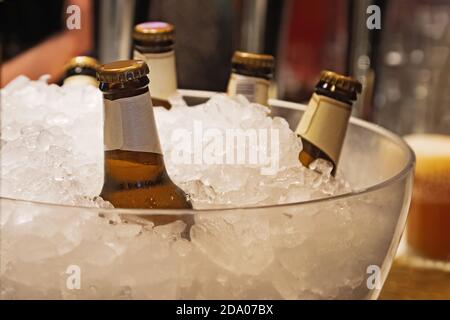 Bottiglie Di Birra Con Cubetti Di Ghiaccio In Un Secchio Di Metallo Contro Il Mare E La Spiaggia Sfocati Sgargiante Sandy Image191923468