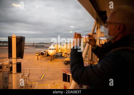 Parigi, Francia. 8 novembre 2020. Un uomo scatta una fotografia dell'Airbus della compagnia aerea francese Air France all'aeroporto di Parigi Charles de Gaulle, che è stato l'ultimo volo di linea a decollo da Tegel. Con la partenza dell'AF 1235 verso Parigi, l'aeroporto di Tegel è chiuso. Credit: Christoph Soeder/dpa/Alamy Live News Foto Stock