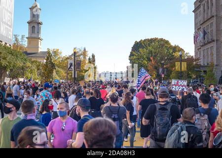 La gente celebra l'elezione presidenziale di Joe Biden e Kamala Harris sabato 7 novembre 2020 a Washington, D.C. Foto Stock