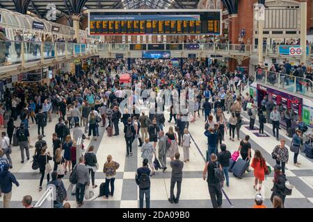 Ora di punta per i pendolari alla trafficata Liverpool Street Station in Londra est Foto Stock