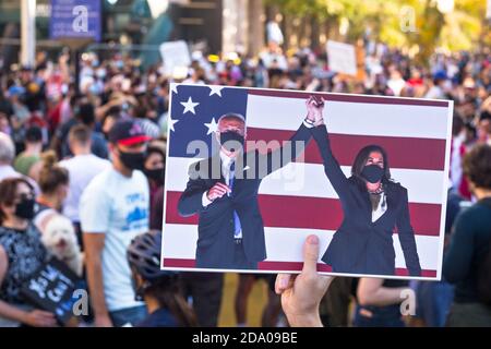 La gente celebra l'elezione presidenziale di Joe Biden e Kamala Harris sabato 7 novembre 2020 a Washington, D.C. Foto Stock