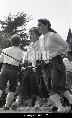 1987, giovani in costumi tradizionali che ballano in uno spettacolo di contea o agricolo, Yorkshire, Inghilterra, Regno Unito, facendo una specie di danza morris, una tradizionale danza folk inglese. Foto Stock