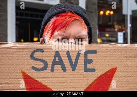 Glasgow, Scozia, Regno Unito. 8 Novembre 2020. Un protester di caccia della volpe. Credito: SKULLY/Alamy Live News Foto Stock