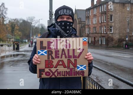 Glasgow, Scozia, Regno Unito. 8 Novembre 2020. Un protester di caccia della volpe che tiene un segno che dice Let's Really Ban Foxhunting. Credito: SKULLY/Alamy Live News Foto Stock