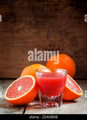 Succo di arance rosse siciliane in un grande bicchiere, fuoco selettivo Foto Stock