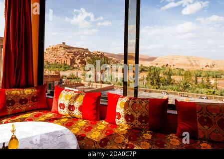 Il vecchio villaggio visto dalla terrazza di un caffè nel nuovo villaggio. Ksar Ait ben haddou, vecchio villaggio berbero di mattoni di adobe o kasbah. Ouarzazate, Drâa-Ta Foto Stock