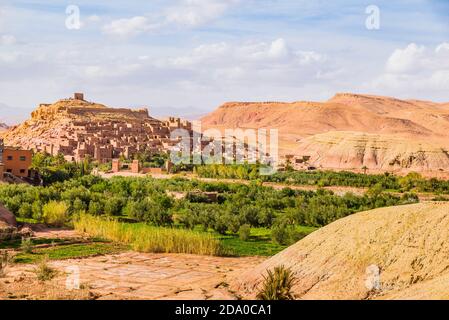 Ksar Ait ben haddou, vecchio villaggio berbero di mattoni di adobe o kasbah. Ouarzazate, Drâa-Tafilalet, Marocco, Africa del Nord Foto Stock