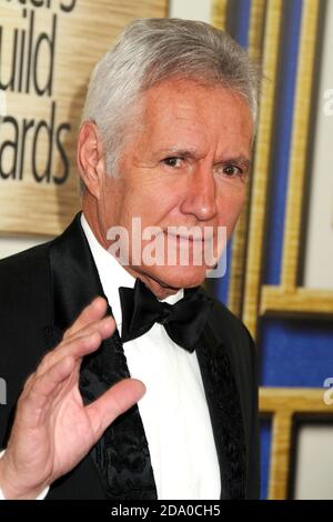 08 novembre 2020 - Longtime ''Jeopardy!'' L'ospite Alex Trebek, morì domenica all'età di 80 anni a seguito di una battaglia contro il cancro del pancreas. File Foto: 1 Febbraio 2014 - Los Angeles, California - Alex Trebek. 2014 Writers Guild Awards West Coast si sono tenuti al JW Marriott Hotel. (Immagine di credito: © Byron Purvis/AdMedia tramite ZUMA Wire) Foto Stock