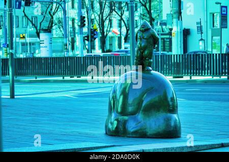 Wroclaw, Polonia: Il famoso punto di riferimento nel centro della città mostra una delle numerose statue gnome intorno alla città Foto Stock