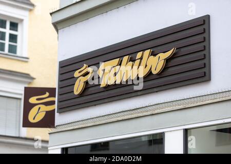 PASSAU / GERMANIA - 8 NOVEMBRE 2020: Filiale di Tchibo. Tchibo è una catena tedesca di negozi di caffè e caffè noti per la sua gamma di prodotti non-caffè Foto Stock