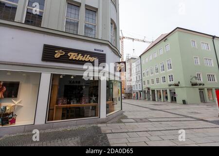 PASSAU / GERMANIA - 8 NOVEMBRE 2020: Filiale di Tchibo. Tchibo è una catena tedesca di negozi di caffè e caffè noti per la sua gamma di prodotti non-caffè Foto Stock