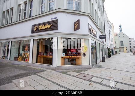 PASSAU / GERMANIA - 8 NOVEMBRE 2020: Filiale di Tchibo. Tchibo è una catena tedesca di negozi di caffè e caffè noti per la sua gamma di prodotti non-caffè Foto Stock