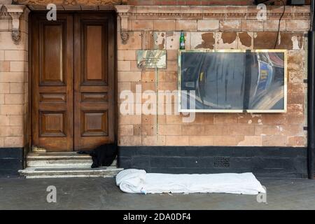 Tappetino e coperta di un sonno sconnesso fuori dal Palace Theatre durante la seconda chiusura nazionale, Soho, Londra, 7 novembre 2020 Foto Stock