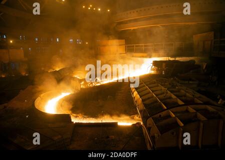 spillatura in ferro da altoforno. L'acciaio caldo viene versato in un'altra teglia Foto Stock