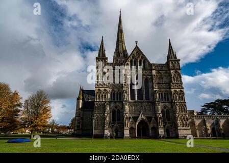 Grande fronte Ovest della Cattedrale di Salisbury Foto Stock