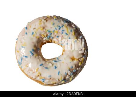 Vista della ciambella cosparsa di smalto multicolore isolato su sfondo bianco. Concetto di cibo e bevande. Foto Stock