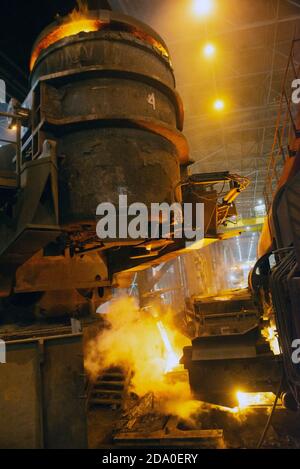 Produzione di acciaio in forni elettrici. Scintille di acciaio fuso. Forno elettrico ad arco. Produzione metallurgica, industria pesante, ingegneria, acciaio Foto Stock