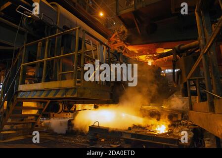 Produzione di acciaio in forni elettrici. Scintille di acciaio fuso. Forno elettrico ad arco. Produzione metallurgica, industria pesante, ingegneria, acciaio Foto Stock