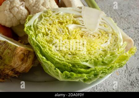 Cavolo di Savoia e altri ingredienti per la preparazione di un brodo vegetale o zuppa, chiocciolo Foto Stock