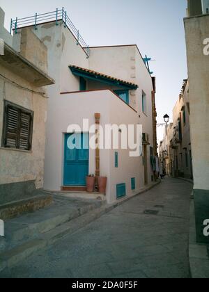 Dettaglio della piccola isola di Marettimo nel Mediterraneo vicino alla Sicilia. Qui tipiche case bianche con finestre blu Foto Stock