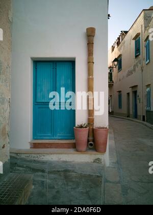 Dettaglio della piccola isola di Marettimo nel Mediterraneo vicino alla Sicilia. Qui tipiche case bianche con finestre blu Foto Stock