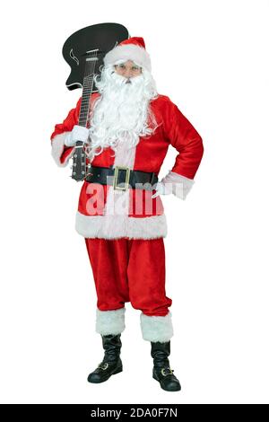 Santa tiene la chitarra sulla spalla, sorride. Il gutarista di Babbo Natale tiene la chitarra acustica su sfondo bianco. Natale in arrivo Foto Stock