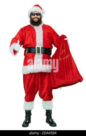 Santa con presenta sacco mostra pollice dito in su. . Il giovane arabo Babbo Natale con barba nera tiene la borsa da regalo su sfondo bianco. Natale in arrivo Foto Stock