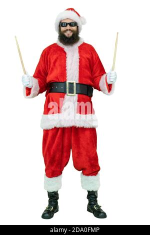 Santa con i bastoni da batteria. Il giovane arabo Babbo Natale con la barba nera tiene il bastone di tamburo su sfondo bianco. Natale in arrivo Foto Stock