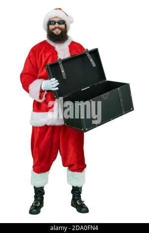 Santa con cassa vuota o scatola di regali. Il giovane arabo Babbo Natale con la barba nera tiene il petto su sfondo bianco. Natale in arrivo Foto Stock