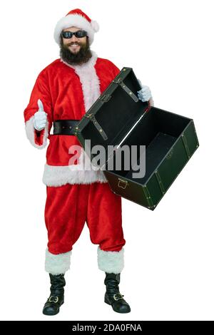 Babbo Natale con barba nera tiene il petto su sfondo bianco. Santa con cassa vuota o scatola di regali Foto Stock