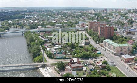 Penza, Russia. Penza città con zone residenziali e autostrada in una calma fredda giornata di sole, una vista dall'alto, a Penza, Russia. Città Penza Russia, fucilato da Foto Stock