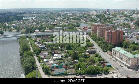 Penza, Russia. Penza città con zone residenziali e autostrada in una calma fredda giornata di sole, una vista dall'alto, a Penza, Russia. Città Penza Russia, fucilato da Foto Stock