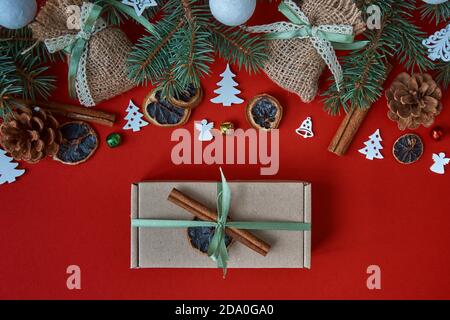 Buon Natale e buon Capodanno biglietto d'auguri. Elegante sfondo blu classico con caratteri. Design minimalista Foto Stock