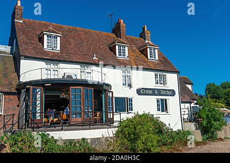 Il 16 ° secolo Crown e Anchor casa pubblica e ristorante che si trova sul bordo del mare a Dell Quay, vicino a Chichester, West Sussex, Inghilterra, Regno Unito Foto Stock
