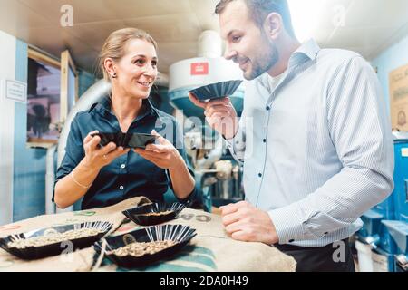Uomo e donna con caffè tostato Foto Stock