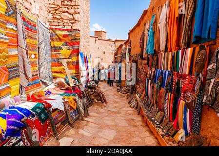 Negozio di abbigliamento marocchino e artigianato. Ksar Ait ben haddou, vecchio villaggio berbero di mattoni di adobe o kasbah. Ouarzazate, Drâa-Tafilalet, Marocco, Afr. Nord Foto Stock