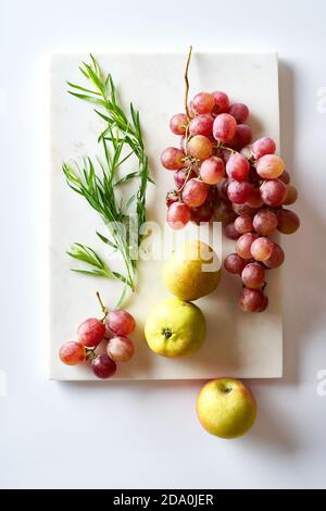 Piatto con vari ingredienti vegetariani: Uva, lattuga ed erbe Foto Stock