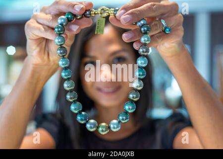 Venditore donna in Tahia squisito negozio di perle Tahitiane a Papeete, Tahiti, Polinesia francese, Tahiti Nui, Società Isole, Polinesia francese, Sud Pacifi Foto Stock