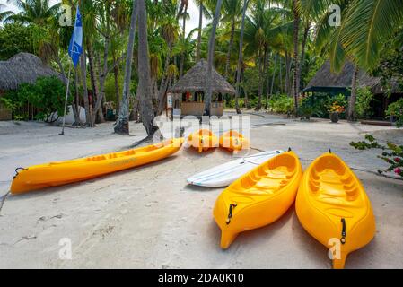 Kayak a le Bora Bora by Pearl Resort resort di lusso a motu Tevairoa isola, un piccolo isolotto nella laguna di Bora Bora, Società Isole, Poly francese Foto Stock