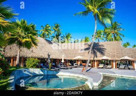 Piscina del Luxury Hotel Kia ora Resort & Spa su Rangiroa, Isole Tuamotu, Polinesia Francese. Foto Stock