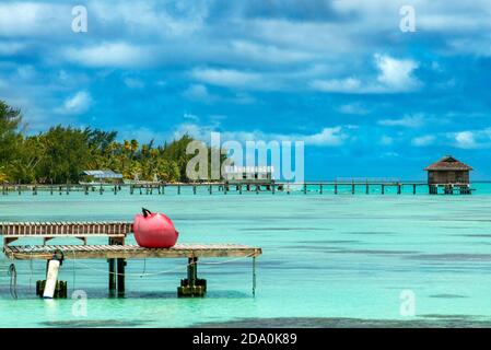 Havaiki Lodge spiaggia e molo a Fakarava. Havaiki-te-araro, Avai'i o atollo di Farea, Arcipelago di Tuamotu, Polinesia Francese, Oceano Pacifico Foto Stock