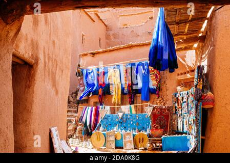 Negozio di abbigliamento marocchino e artigianato. Ksar Ait ben haddou, vecchio villaggio berbero di mattoni di adobe o kasbah. Ouarzazate, Drâa-Tafilalet, Marocco, Afr. Nord Foto Stock