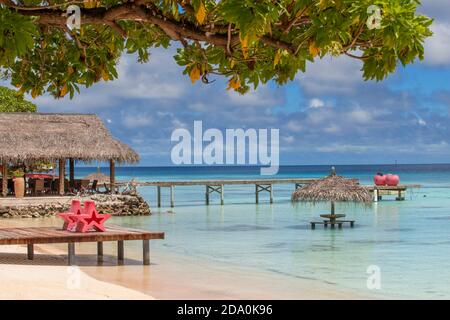 Havaiki Lodge spiaggia e molo a Fakarava. Havaiki-te-araro, Avai'i o atollo di Farea, Arcipelago di Tuamotu, Polinesia Francese, Oceano Pacifico Foto Stock