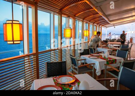 Ristorante nella lussuosa crociera Paul Gauguin, Isole della Società, Arcipelago Tuamotus, Polinesia Francese, Sud Pacifico. Foto Stock