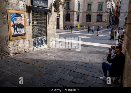 Barcellona, Catalogna, Spagna. 8 Nov 2020. Una persona che fotografa il nuovo graffiti.Street graffiti artista tvBoy ha fatto un nuovo pezzo a Plaza Sant Jaume per celebrare la vittoria di Joe Biden nelle elezioni americane. Credit: Paco Freire/SOPA Images/ZUMA Wire/Alamy Live News Foto Stock