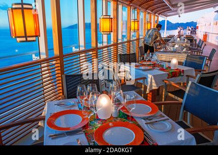 Ristorante nella lussuosa crociera Paul Gauguin, Isole della Società, Arcipelago Tuamotus, Polinesia Francese, Sud Pacifico. Foto Stock