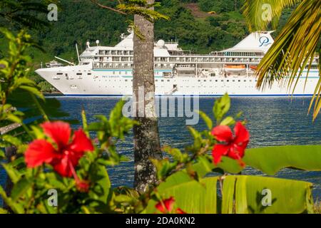 Paul Gauguin crociera ancorato a Moorea, Polinesia francese Isole della Società, South Pacific. Foto Stock