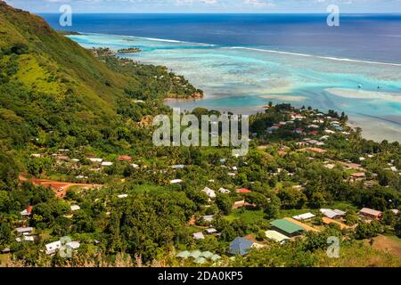 Case tipiche, strada, e reef SEE, Moorea Island (vista aerea), Windward Islands, Società Isole, Polinesia francese, Oceano Pacifico. Foto Stock