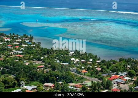 Case tipiche, strada, e reef SEE, Moorea Island (vista aerea), Windward Islands, Società Isole, Polinesia francese, Oceano Pacifico. Foto Stock