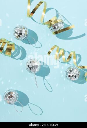 Brillanti baubles natalizi a forma di palle da discoteca sfondo blu in studio Foto Stock